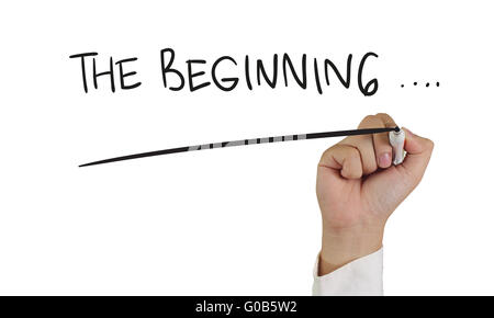 Motivationalen Konzept Bild von einer Hand mit Marker und Write The Beginning Wörter isoliert auf weiss Stockfoto