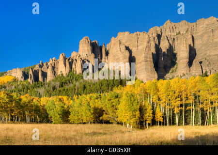 Zinnen der geschweißten vulkanischen Tuff in der Nähe von Silverjack See, Colorado, in den San Juan Mountains mit Espen in Vollfarbe Stockfoto