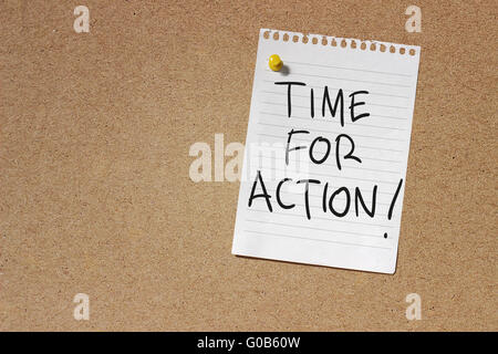 Handschrift des Time For Action geschrieben am weißen Notizpapier über strukturierte Wand Stockfoto