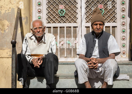 Zwei Männer sitzen auf Schritt in der alten Stadt Jodhpur Stockfoto