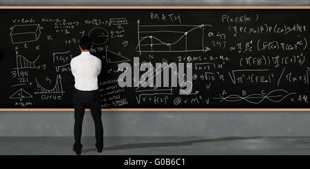 Unternehmer denken und mit Blick auf die große Tafel mit Mathe-äquivalente darauf geschrieben steht Stockfoto