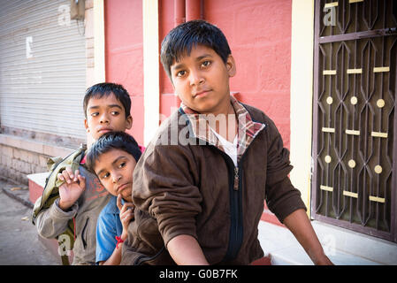 Porträt von drei indischen Jungen auf einem Fahrrad in der alten Stadt Jodhpur Stockfoto