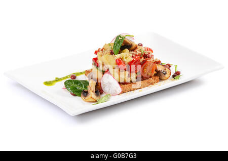 Salat aus gebackenen Auberginen und Paprika mit Pilzen gegrilltem Brot Stockfoto