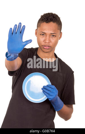 Hispanische junger Mann tragen blaue Handschuhe Reinigung und einem türkisfarbenen Halteplatte während mit anderen Hand machen Stopp-symbol Stockfoto