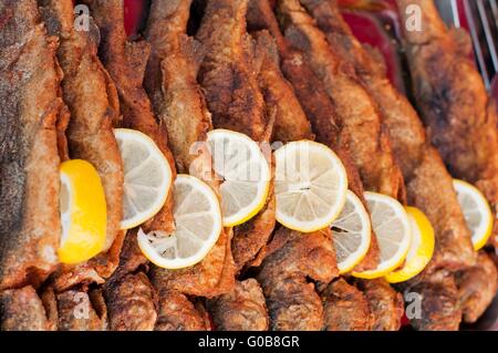 Frisch gebratenen Fisch mit Zitronenscheibe. Horizontales Bild Stockfoto