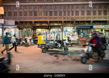 Auto-Rikscha in Jodhpur in der Nacht Stockfoto