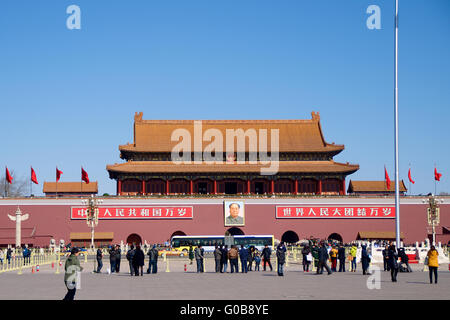 Eine Menge von chinesischen Resident Besucher und Touristen vor dem Mausoleum von Mao Zedong im Platz des himmlischen Friedens in Peking, Ch Stockfoto