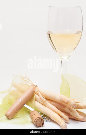 Glas mit weißer Wein, Spargel und Dekoration Stockfoto