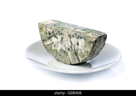 Käse mit Schimmel auf dem Teller. Isolieren Sie auf weiß. Stockfoto