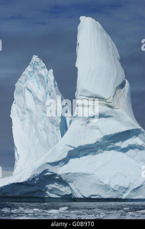 Einen großen Eisberg mit zwei Scheitelpunkte. Stockfoto