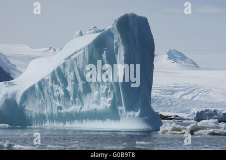 Eisberge im Hintergrund Berge und Gletscher. Stockfoto