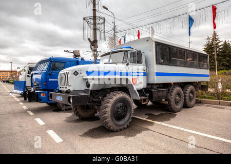 Russische Polizei LKW geparkt auf der Stadtstraße im Frühling Stockfoto