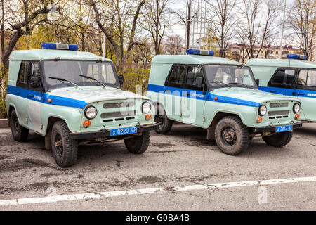 Russische Polizei patrouillieren Fahrzeuge geparkt auf der Stadtstraße im Frühling Stockfoto