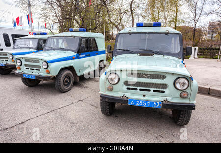 Russische Polizei patrouillieren Fahrzeuge geparkt auf der Stadtstraße im Frühling Stockfoto