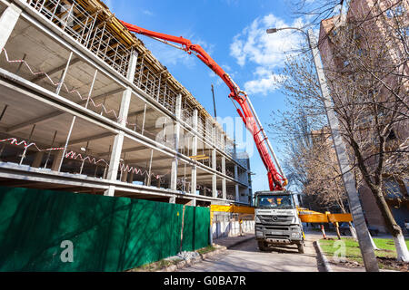 Auto Beton Pumpen Maschine am Bau Gebäude in großen Mengen Beton Pumpen Stockfoto