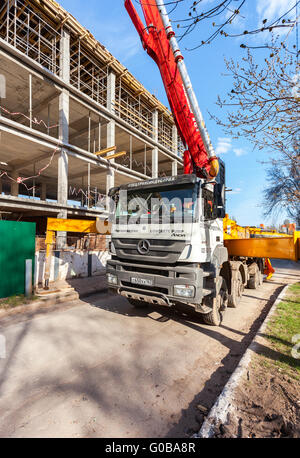 Auto Beton Pumpen Maschine am Bau Gebäude in großen Mengen Beton Pumpen Stockfoto