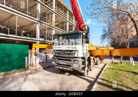 Auto Beton Pumpen Maschine am Bau Gebäude in großen Mengen Beton Pumpen Stockfoto