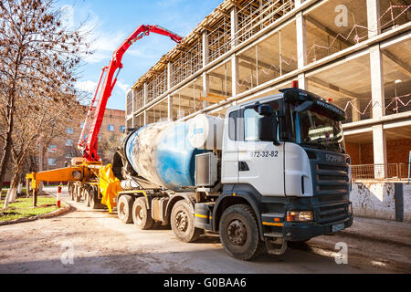 Auto Beton Pumpen Maschine am Bau Gebäude in großen Mengen Beton Pumpen Stockfoto