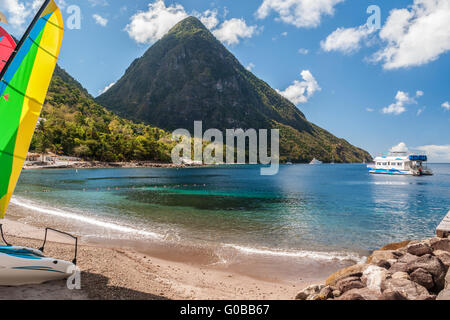 Strand auf St. Lucia mit Blick auf den Petit Piton Stockfoto