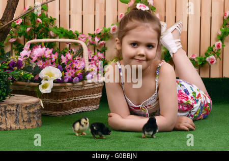 Porträt der niedliche kleine Mädchen im Landhausstil Stockfoto