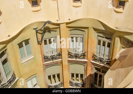 Casa Mila Innenansicht vom Dach auf windows Stockfoto