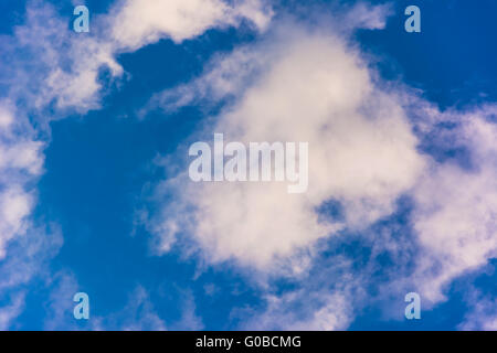 Schönen blauen Himmel mit Wolken Stockfoto