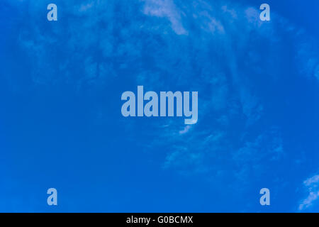 Schöne Wolken am blauen Himmelshintergrund Stockfoto