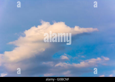 Schöne Wolken am blauen Himmelshintergrund Stockfoto