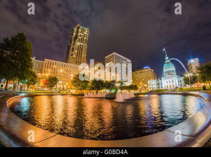 St. Louis downtown Skyline Gebäude in der Nacht Stockfoto