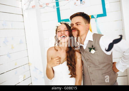 Emotionale lustige Moment der Hochzeit. Schöne Liebespaar Spaß. Selektiven Fokus. Hochzeit-Requisiten. Stockfoto