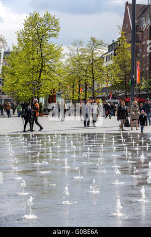 Brunnen, eingebettet in den Boden, in der Innenstadt von Duisburg, Königstraße, Deutschland, Stockfoto