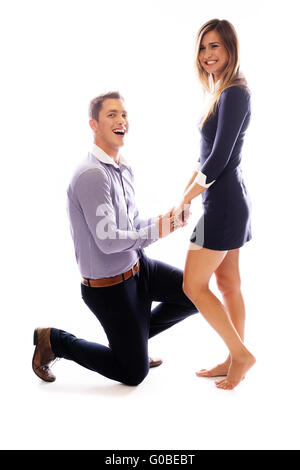 Junger Mann kniet vor seiner Freundin Stockfoto