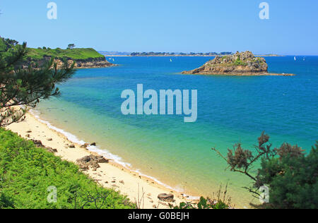 Strand und Inseln in der Bucht von Morlaix, Frankreich Stockfoto