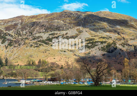 Platz fiel steigt oberhalb Glenridding Anlegestellen auf Ullswater im Lake District, Cumbria Stockfoto