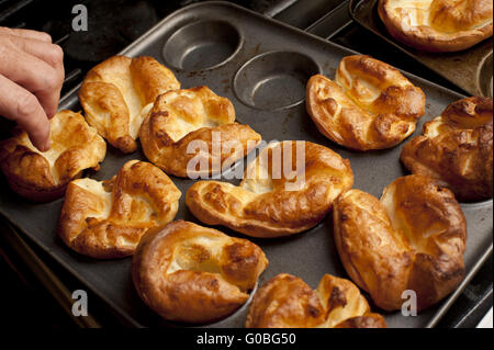 Mann ein Backblech Yorkshire Pudding entfernen Stockfoto