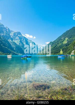 Atemberaubende Aussicht auf Kloentaler See (Kloenthalsee) im Sommer, Kanton Glarus, Schweiz Stockfoto