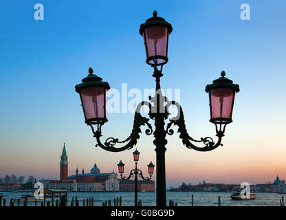 alte Straße Laterne in Venedig in der Abenddämmerung Stockfoto