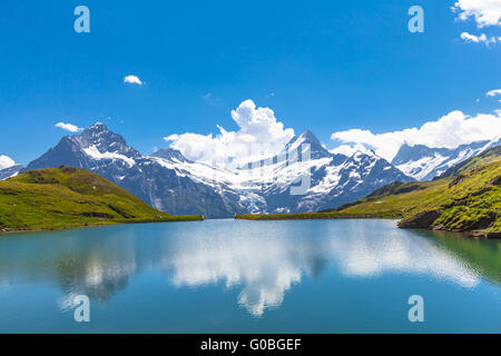 Panorama der Bachalpsee und den schneebedeckten Gipfeln mit Gletscher der Schweizer Alpen Stockfoto