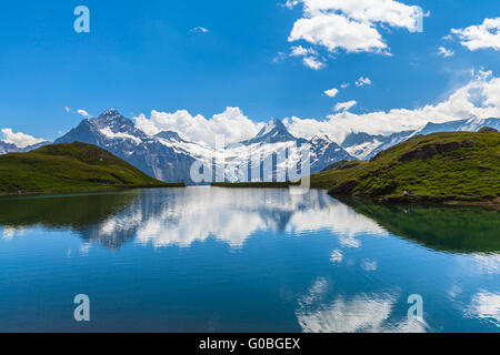 Panorama der Bachalpsee und die Schneeberge beklebt mit Gletscher der Schweizer Alpen Stockfoto
