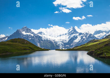 Panorama der Bachalpsee und die Schneeberge beklebt mit Gletscher der Schweizer Alpen Stockfoto