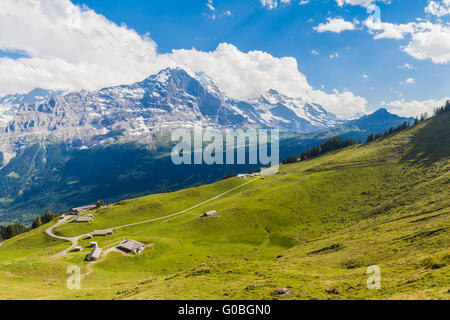 Panoramablick auf berühmte Gipfel Eiger, Monch und Jungfrau, Schweizer Alpen im Berner Oberland, Schweiz Stockfoto