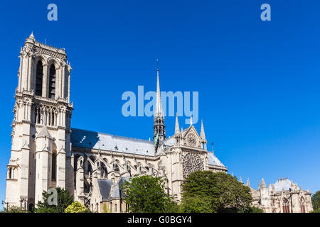 Kathedrale Notre-Dame auf der Flussseite der Seine in Paris, Frankreich, die weithin als eines der schönsten Beispiele für sein Stockfoto