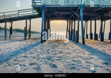 Suchen Sie unter Pier in Richtung Sandstrand an der Avon North carolina Stockfoto