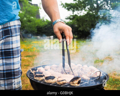Koch mit viel Rauch Grillen Stockfoto
