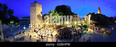 ZADAR, Kroatien - Open-Air 14 Juni - fünf Brunnen Platz in Zadar, Kroatien - Carmina Burana Leistung durch die kroatischen Streitkräfte Stockfoto