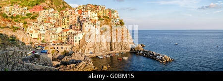 Manarola Cinque Terre (Ligurien Italien) High-Definition-Panorama bei Sonnenuntergang Stockfoto