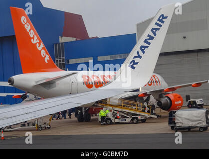 Ein Ryanair-Flügel und Eaysjet-Flugzeug in der gleichen Ansicht Stockfoto