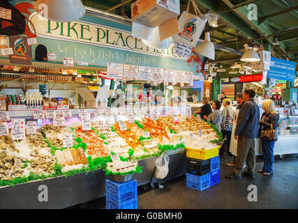 Stehen Sie am berühmten Pike Place Market in Seattle Stockfoto