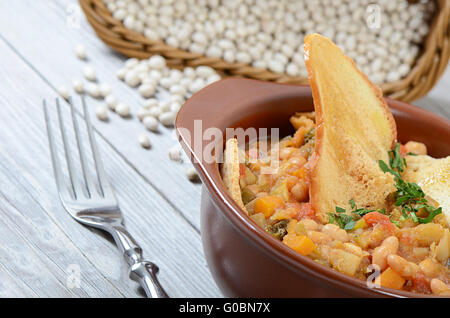 Suppe aus Gemüse und die Bohne mit getrockneten Getreide-chips Stockfoto