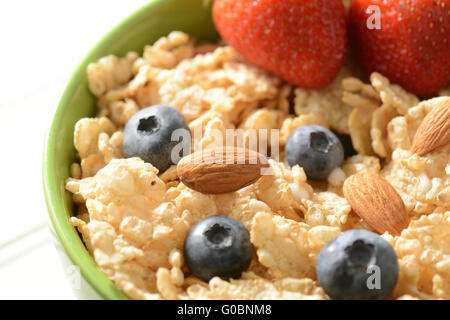 Schüssel Müsli mit Bluberries, Mandeln und Erdbeeren auf weißem Hintergrund Stockfoto